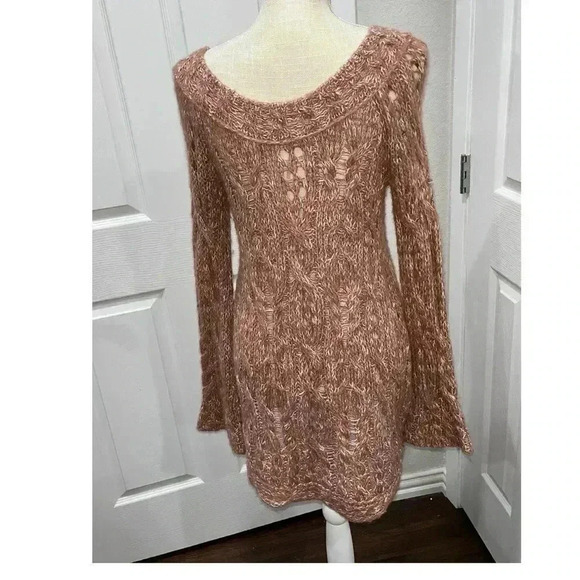 Free People Open knot Scoop neck sweater with flared sleeves, pink and white - Picture 3 of 10